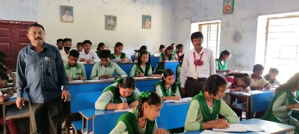 SARAIKELA NEWS : कक्षा 3 से 8 के बच्चों का प्रथम सावधिक परीक्षा हुई शुरू…