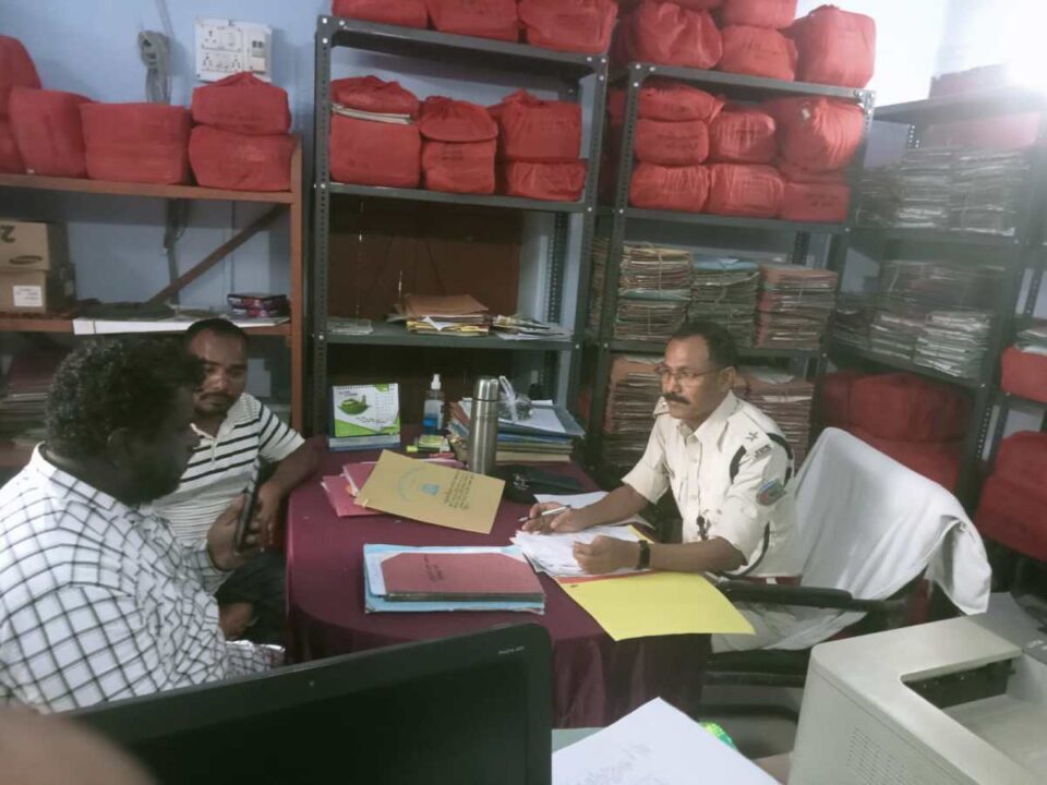 Saraikela News : थाना प्रभारी के खिलाफ आदिवासी हरिजन एक्ट का मामला भी लगना चाहिए : रमेश हांसदा….