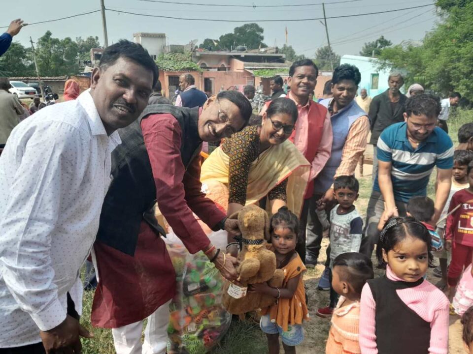 Ranchi News : सांसद संजय सेठ के द्वारा बच्चों में खिलौना और ठण्ड में बुजुर्गाे के बीच कम्बल का वितरण किया….