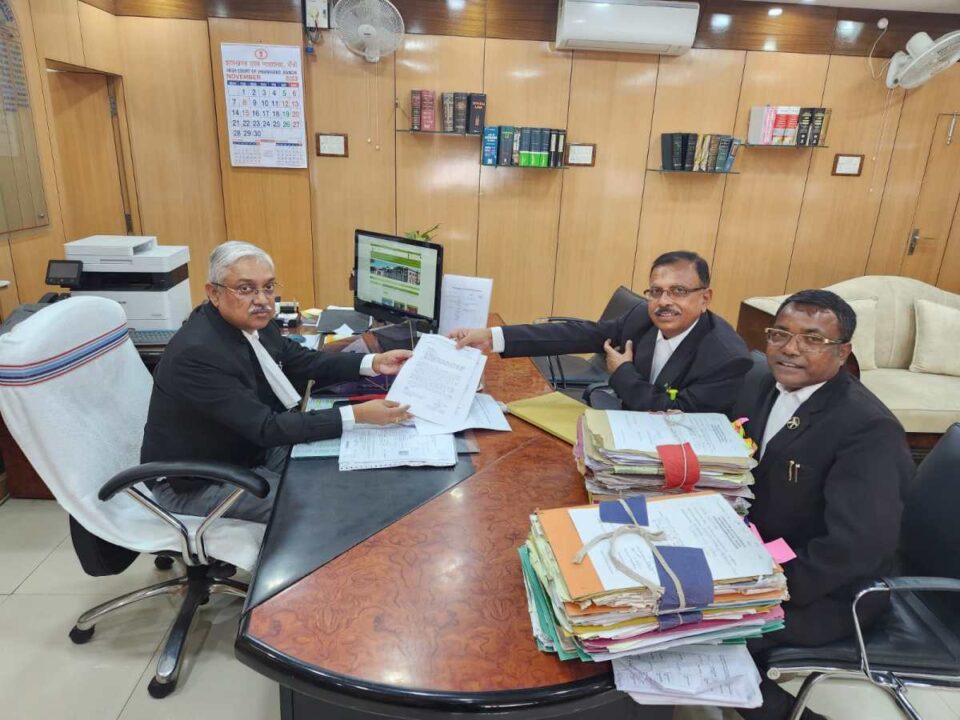 SARAIKELA NEWS : जिला बार एसोसिएशन ने महाधिवक्ता से मुलाकात कर बार भवन के लिए जमीन उपलब्ध कराने की मांग की…