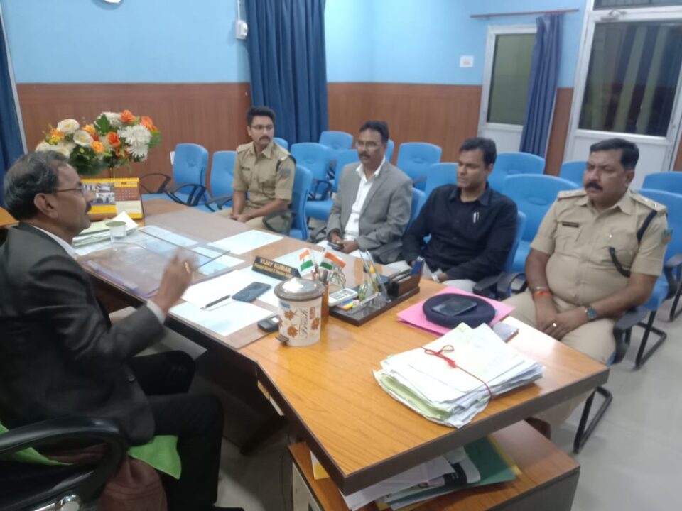 SARAIKELA NEWS ; जिला विधिक सेवा प्राधिकार ने मोहन मुर्मू मामले पर लिया संज्ञान; विक्टिम के परिवार की आर्थिक स्थिति को देखते हुए नियमानुसार विक्टिम कंपनसेशन उपलब्ध कराने के लिए गए निर्णय…