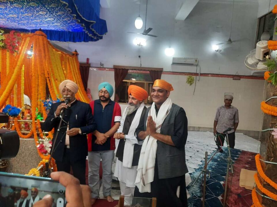 Jamshedpur News : ईपीएस अधिकारी मोहम्मद अर्शी ने साक्ची गुरुद्वारे में किया कीर्तन…..