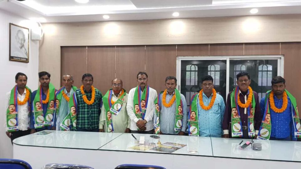 Chandil News : कुकडू प्रखंड के दर्जनभर लोग आजसू में हुए शामिल