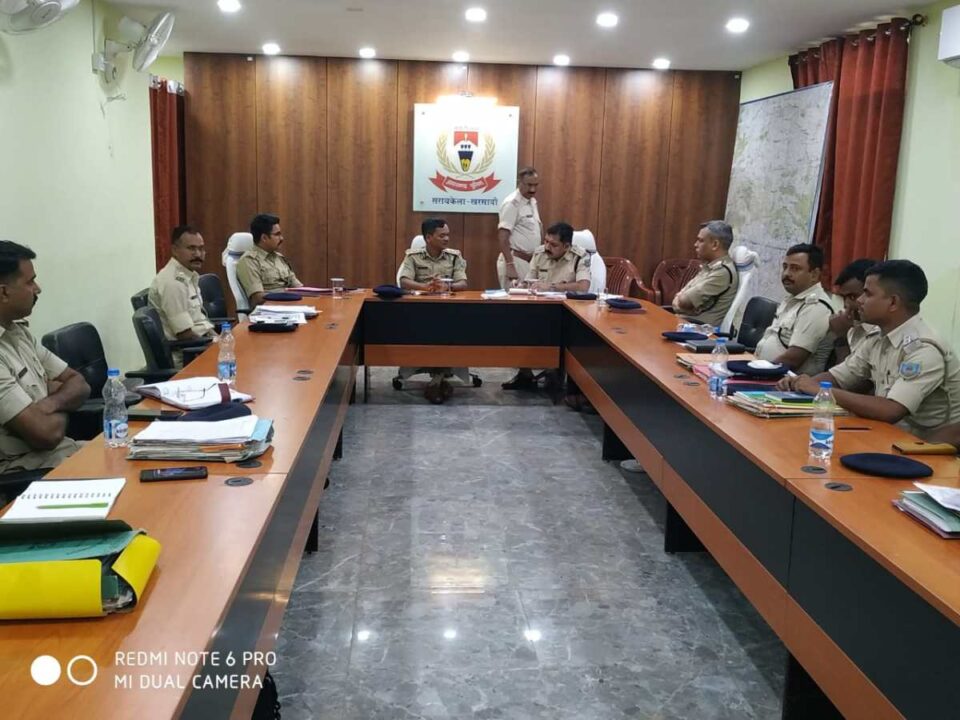 Saraikela News : कोल्हान डीआईजी अजय लिंडा पहुंचे सरायकेला,की विभागीय समीक्षा…