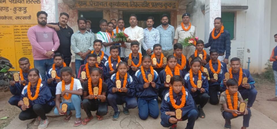 Chandil News : राष्ट्रीय एथलेटिक्स व ग्रेपलींग चैंपियनशिप के विजेताओं व खिलाड़ीयों को किया सम्मानित : खगेन महतो..