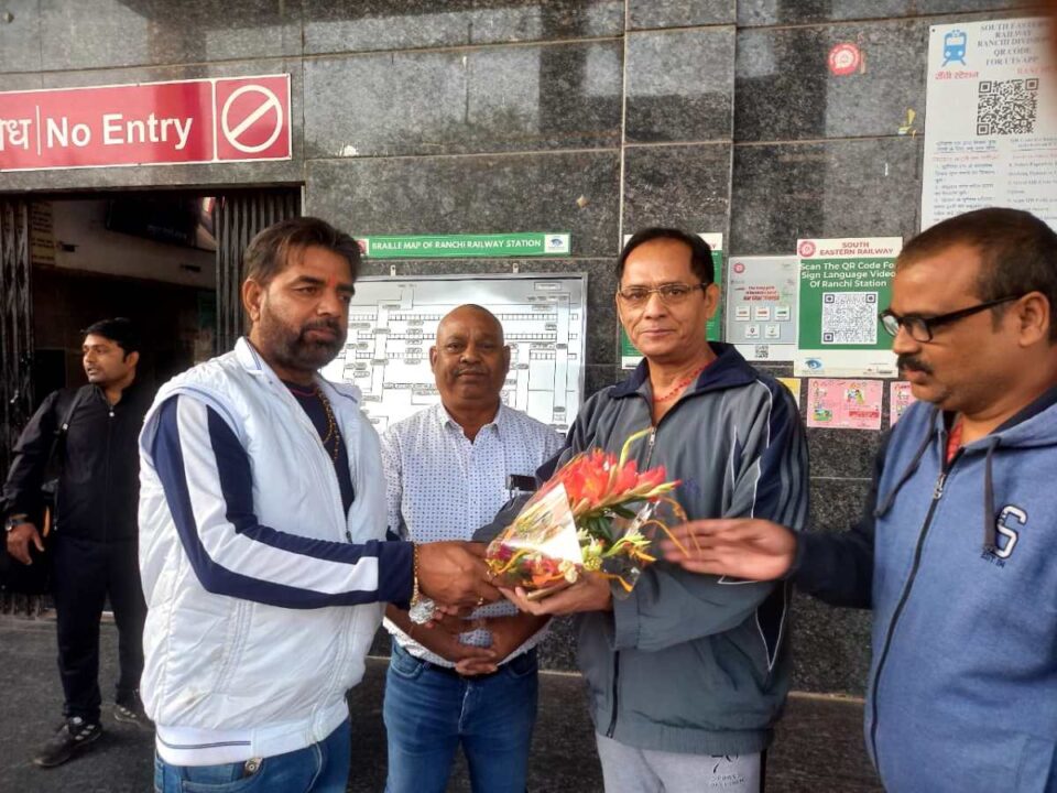 Ranchi News : रांची दौरे पर सामाजिक कार्यकर्त्ता हरिहर पाण्डेय, मनोज सिंह ने किया जोरदार स्वागत …