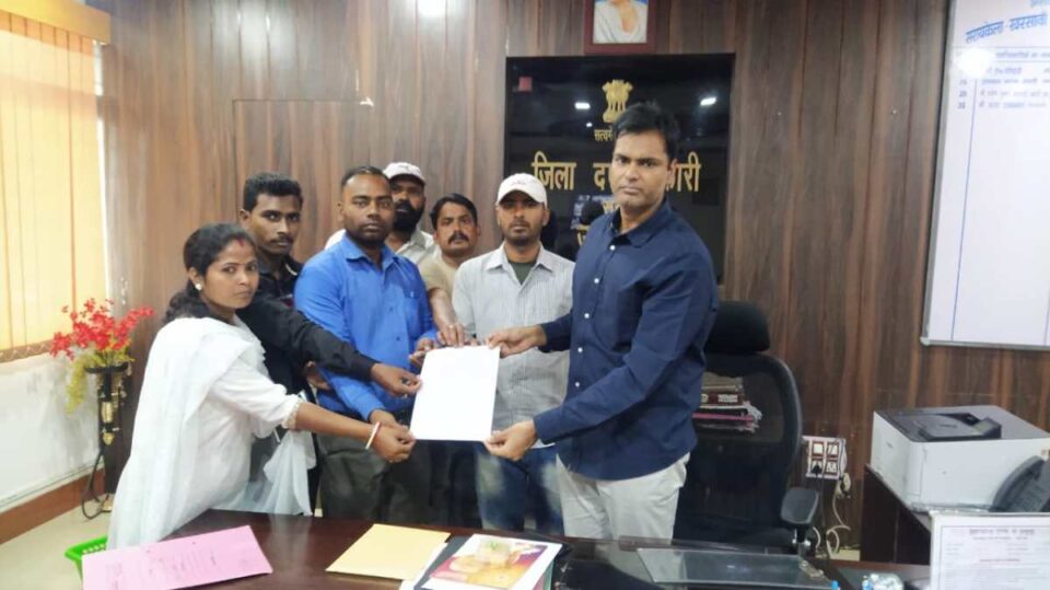 SARAIKELA NEWS : उपायुक्त के आश्वासन के बाद ग्रामीणों व दुकानदारों ने किया धरना समाप्त…