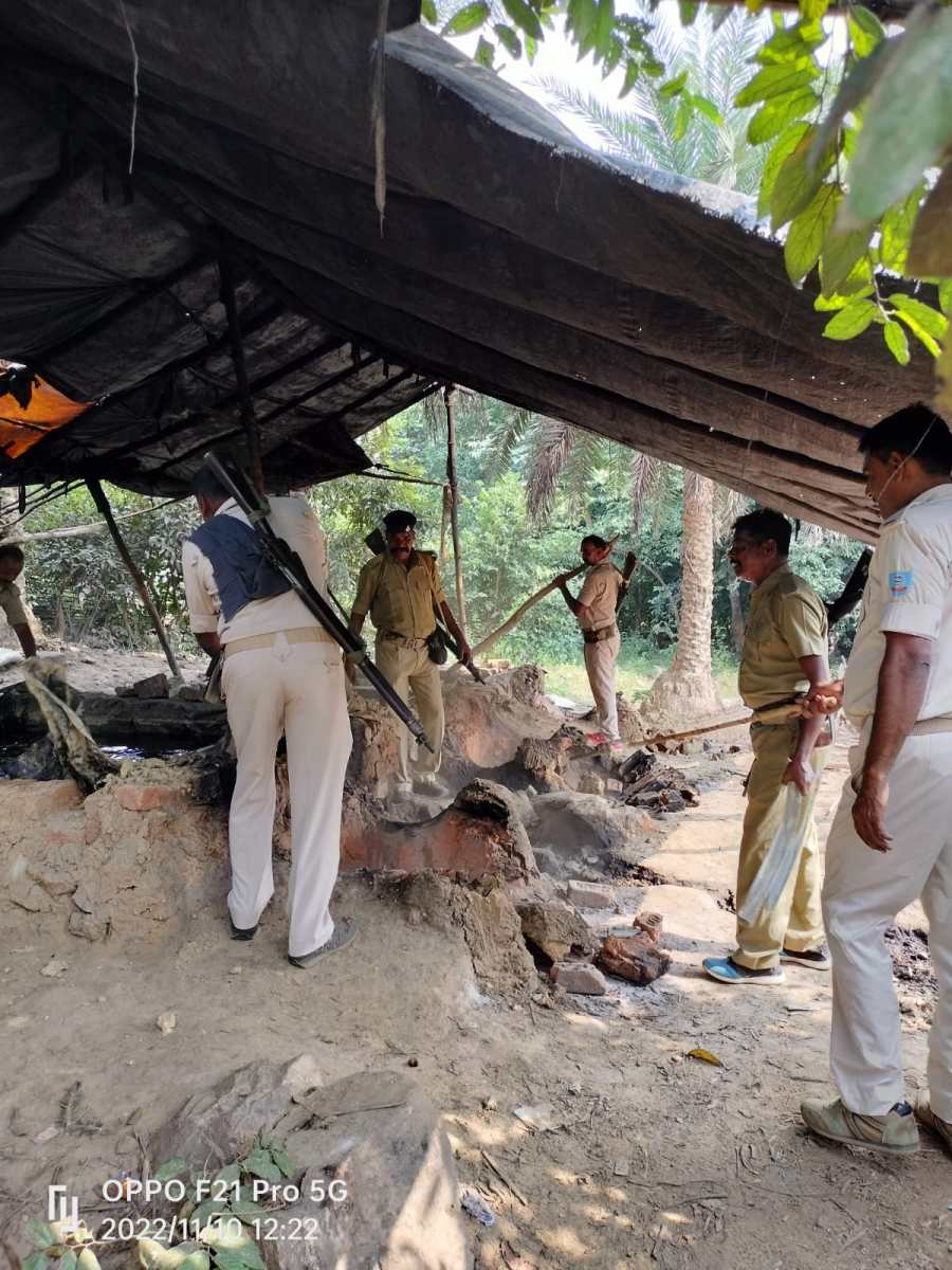 SARAIKELA NEWS : चार थाना क्षेत्र में अवैध शराब भट्टियों को किया गया ध्वस्त; 12 पर प्राथमिकी… | Vananchal 24TV Live