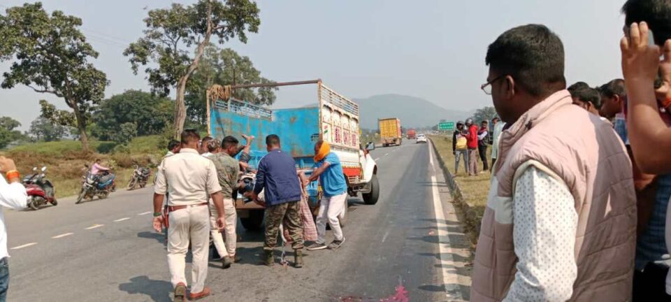 Chandil : तेज रफ्तार ट्रक ने सड़क पार कर रहे साइकिल सवार को कुचला, घटनास्थल पर ही मौत,आकाश महतो ने विधि व्यवस्था पर उठाया सवाल…. | Vananchal 24TV Live