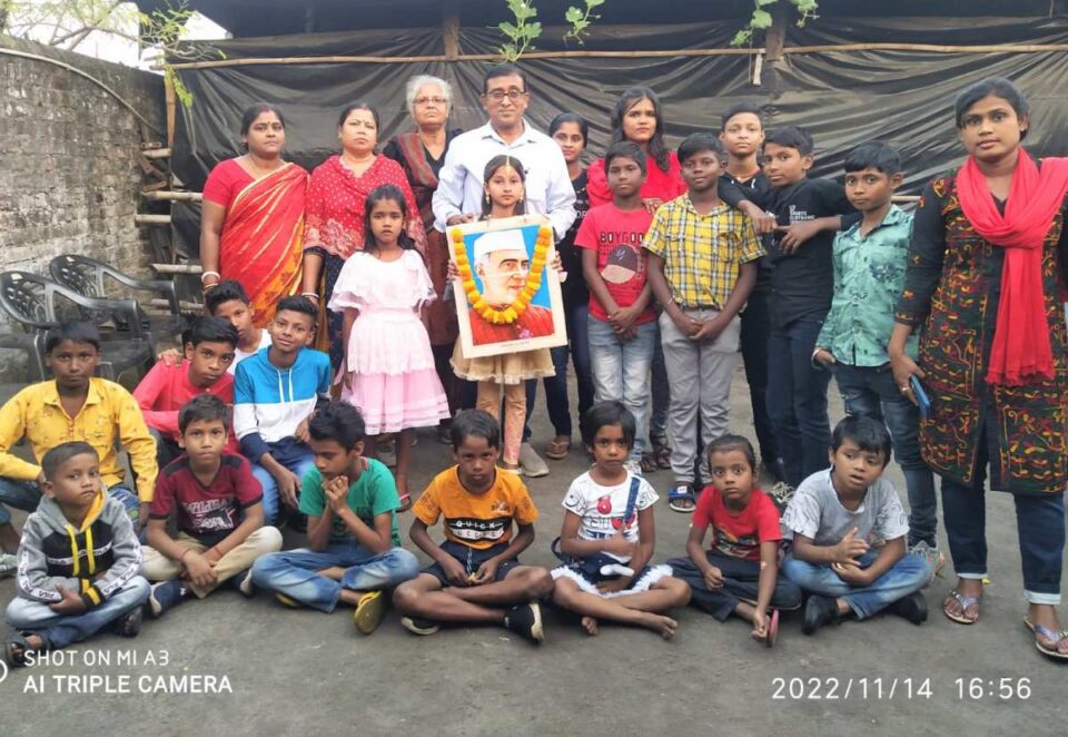 Saraikela News : रोटी बैंक चौरिटेबल ट्रस्ट ने बच्चों के बीच पंडित जवाहर लाल नेहरू के जन्मदिन मनाया …