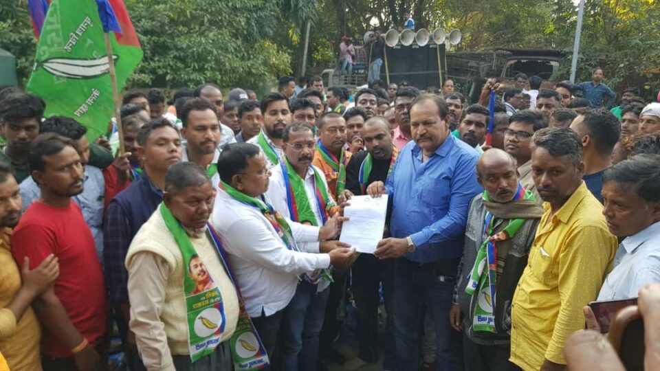 Chandil News : हरेलाल महतो के नेतृत्व में आजसू कार्यकर्ताओं ने रेंजर कार्यालय घेराव किया, हाथियों को भगाने की दी चेतावनी… | Vananchal 24TV Live