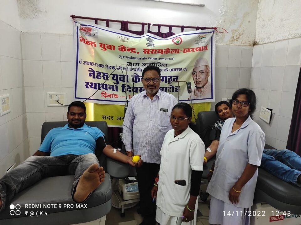 SARAIKELA NEWS : नेहरू युवा केंद्र द्वारा आयोजित वॉलंटरी ब्लड डोनेशन कैंप में 7 यूनिट रक्त का हुआ संग्रह… | Vananchal 24TV Live