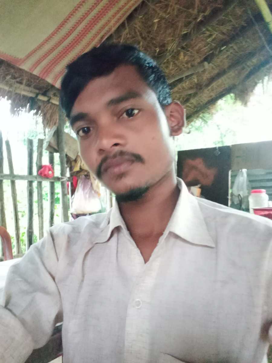 SARAIKELA NEWS : स्कूल से बच्ची को घर लाने गए युवक की बाईक से गिरकर हुई मौत