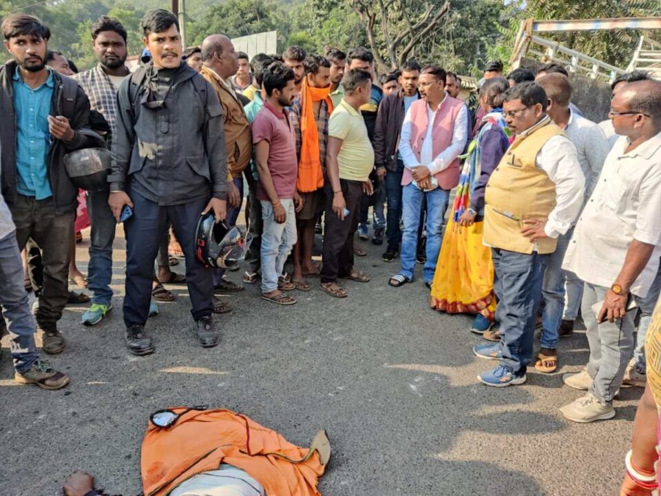 Chandil News : चैनपुर में गैस टेंकर के चपेट में आने एक युवक की घटना स्थल पर मौत… | Vananchal 24TV Live