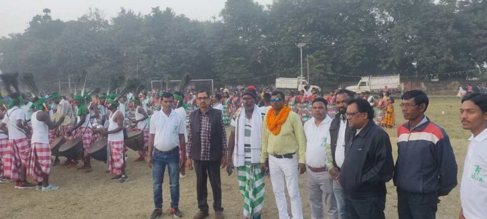 SARAIKELA NEWS : 15 ग्रामीण फुटबॉल अकैडमी कोलाबीरा चैंपियन ट्रॉफी 2022 में जाग उठे परंपरागत नृत्य एवं संगीत… | Vananchal 24TV Live