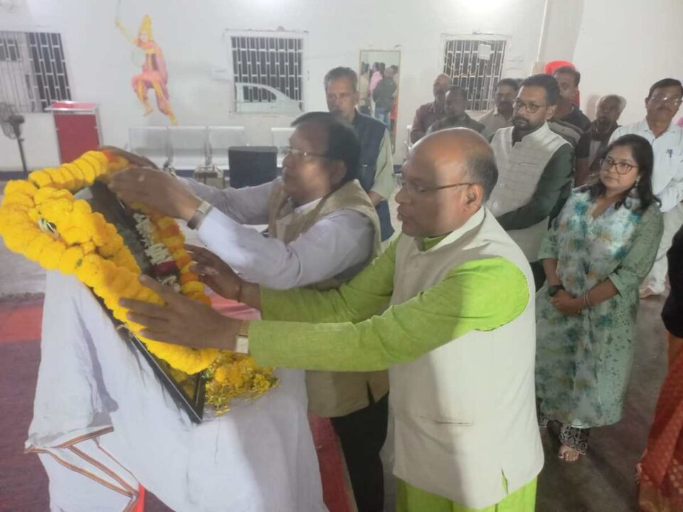 SARAIKELA NEWS : छऊ गुरु पद्मश्री पंडित गोपाल प्रसाद दूबे का बेंगलुरु में हुआ अंतिम संस्कार। | Vananchal 24TV Live
