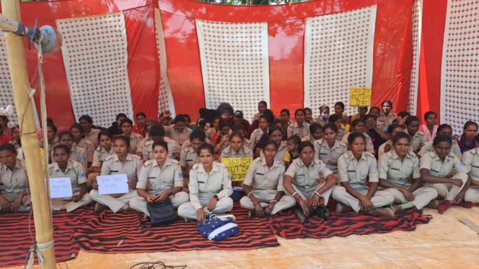 Saraikela News : समान कार्य के लिए समान वेतन देने सहित अन्य मांगों को लेकर महिला गृह रक्षकों ने उपायुक्त कार्यालय के बाहर किया धरना प्रदर्शन… | Vananchal 24TV Live
