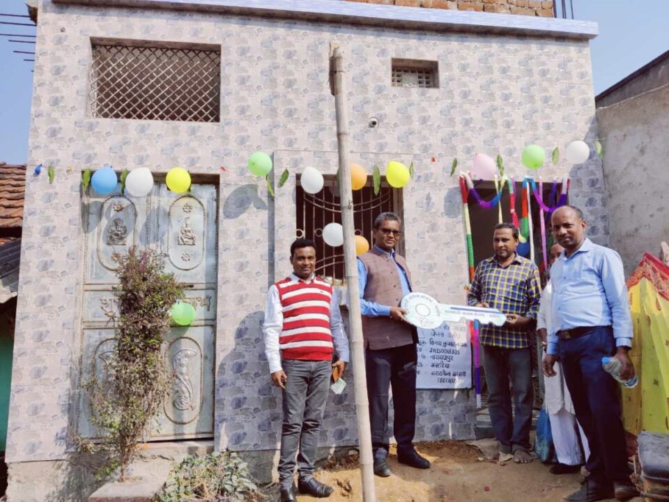 Saraikela News : गृह प्रवेश पखवाड़ा के तहत विनय नायक और आरती देवी को गृह प्रवेश कराया गया; उप विकास आयुक्त ने लाभुकों को बधाई दी…