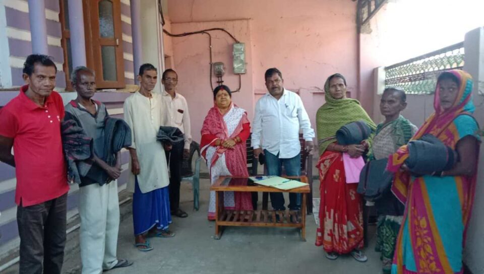 SARAIKELA NEWS : नपं अध्यक्षा ने 30 जरूरतमंदों के बीच बांटे कंबल…