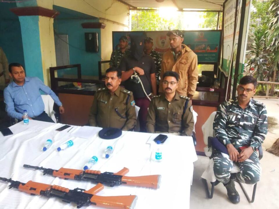 SARAIKELA NEWS : सीआरपीएफ कैम्प से दो इंसास राइफल के साथ फरार जवान पटना के दीघा थाना से गिरफ्तार…