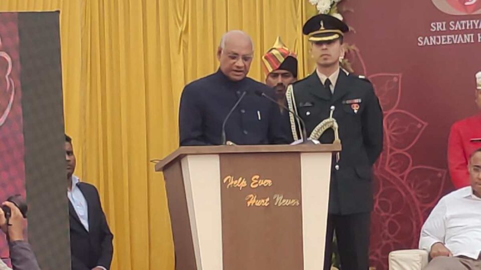 Jamshedpur News : सत्य तो सत्य है और साईं का मतलब होता है ईश्वर. राज्यपाल रमेश बैस ने कहा कि परोपकार से बड़ा कोई पुण्य नहीं है… | Vananchal 24TV Live