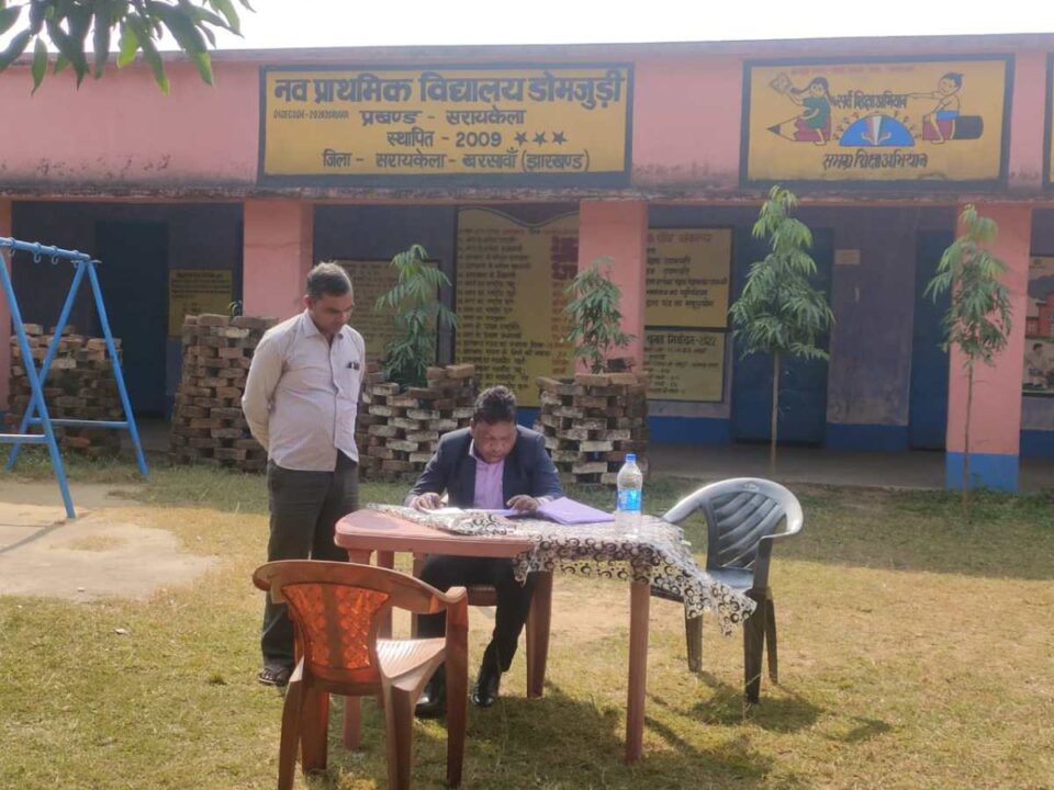Saraikela News : डीएसई ने नव प्राथमिक विद्यालय डोमजुड़ी का किया औचक निरीक्षण, पाई खामियां, दिए आवश्यक सुधार के निर्देश….. | Vananchal 24TV Live
