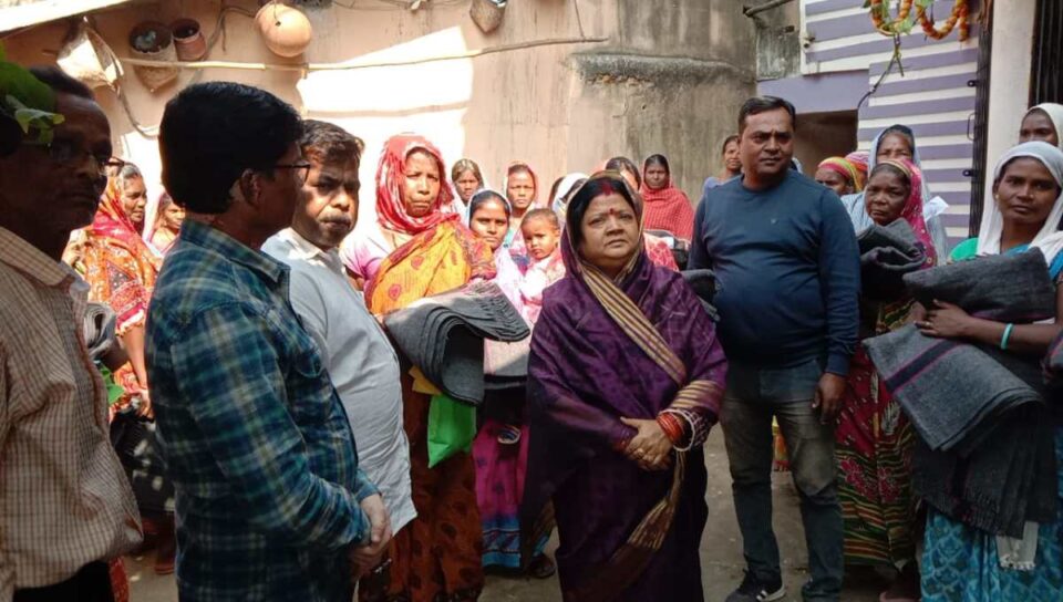 Saraikela News : नपं अध्यक्षा ने 70 जरूरतमंदों के बीच बांटे कंबल….