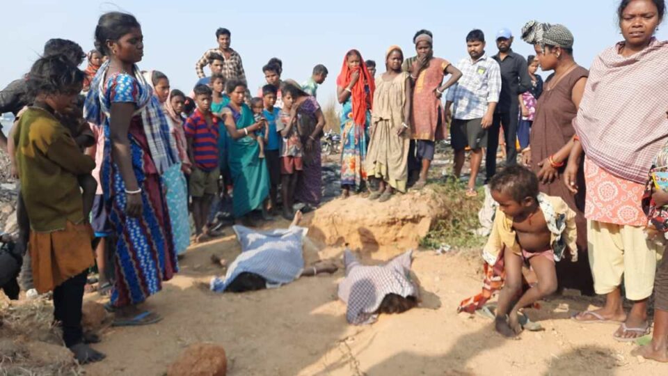 Saraikela News : आदित्यपुर रेलवे लाईन के समीप मिट्टी धंसने से दो महिलाओं की मौत….