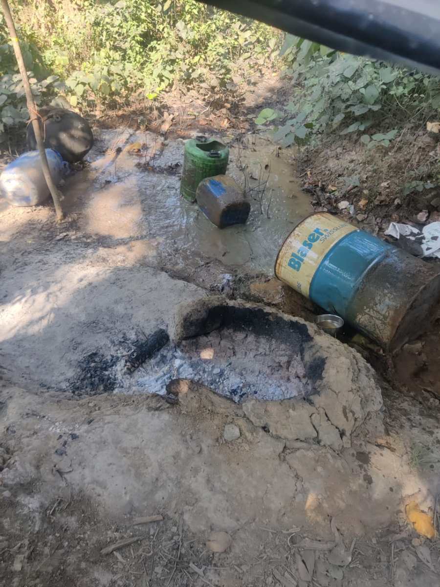 Saraikela News : कांड्रा थाना प्रभारी ने की शराब अड्डे पर छापामारी कर भट्टी को किया ध्वस्त….