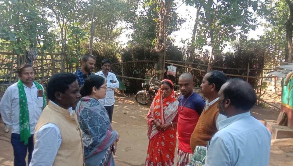Chandil News : हाथी से मृत परिजनों से मिले विधायक, किया क्षेत्र का दौरा…