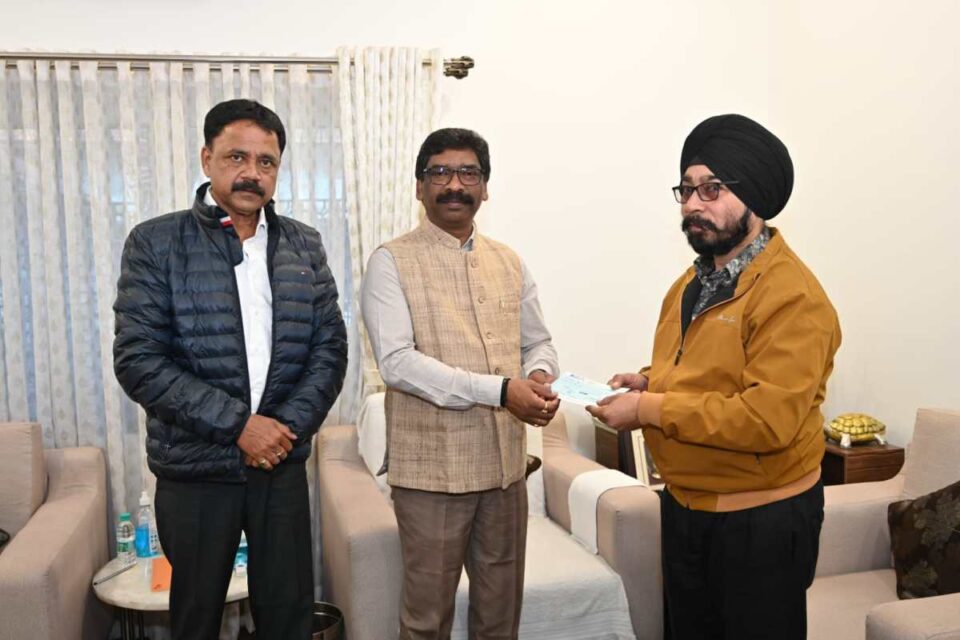 Ranchi News : मुख्यमंत्री ने मृतक के आश्रित परिवार को दिए 3-3 लाख के चेक… | Vananchal 24TV Live
