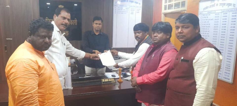 Sarikela News : भाजपा ने हेमंत सरकार के खिलाफ निकाली जन आक्रोश रैली, ढाई किलोमीटर पदयात्रा कर राज्यपाल के नाम उपायुक्त को सौंपा 10 सूत्री मांग पत्र… | Vananchal 24TV Live