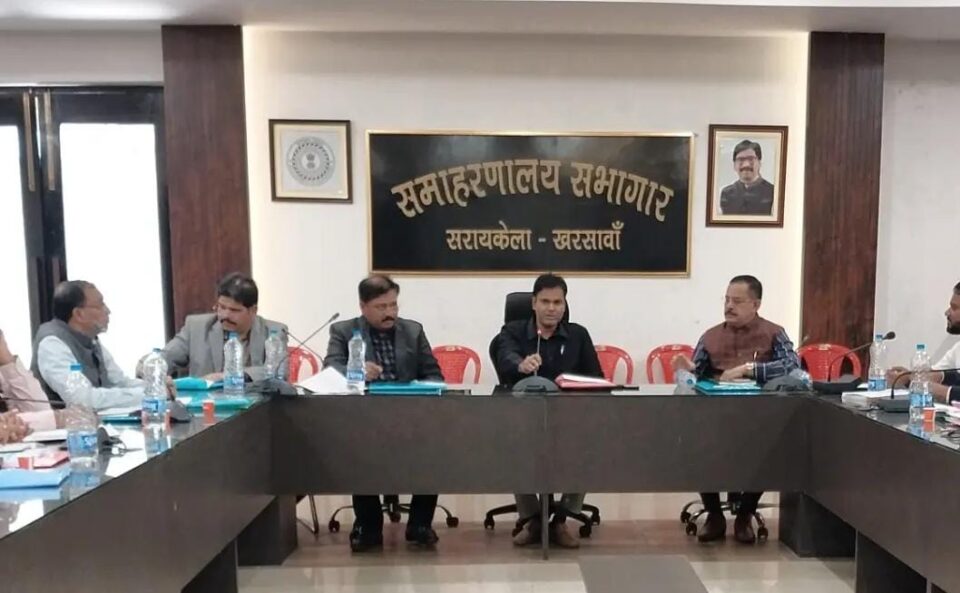Saraikela News : 30 नवंबर तक सभी लाभुकों का आवेदन प्राप्त कर ऑनलाइन एंट्री सुनिश्चित कराए: उपायुक्त…
