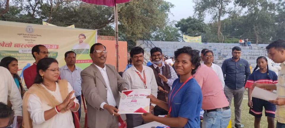 Saraikela News : प्रखंड स्तरीय खेलो झारखंड 2022 खेलकूद प्रतियोगिता में प्रखंड के स्कूली बच्चों ने दिखाये दमखम….