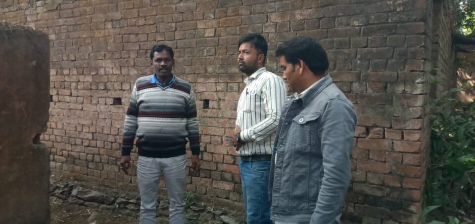 Saraikela News : कन्या उत्क्रमित उच्च विद्यालय में शौचालय गंदगी से भरा, छात्राओं को जाना पड़ता है अपने अपने घर….