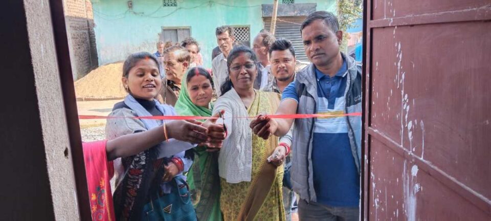 Ranchi : प्रखंड के कुटियातु पंचायत में मनरेगा सिंचाई कूप योजना का शिलान्यास तथा तेतरी ग्राम में प्रधानमंत्री आवास योजना के तहत बने हुये अवास का फिता काटकर उद्घाट किया…..