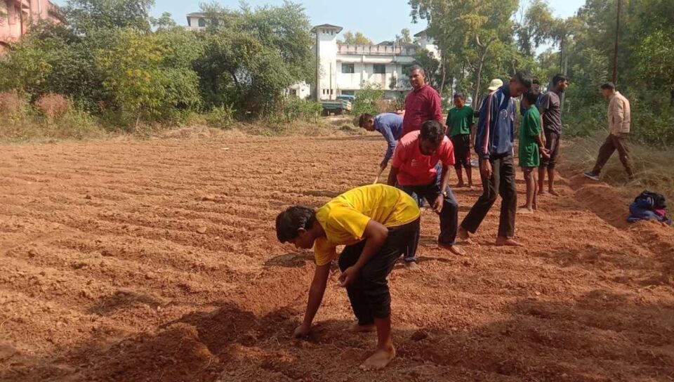 Chandil News : तिरूलडीह थाना परिसर को हरियाली बनाने वाले एएसआई ने उन्नत कृषि का सीखा रहे गुर…. | Vananchal 24TV Live