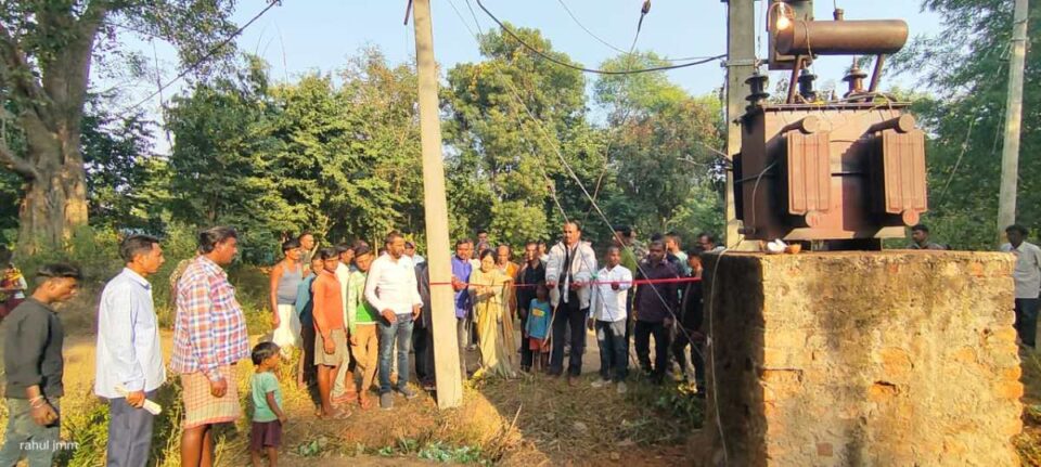 Chandil News : नीमडीह के तिल्ला व आंडा में विधायक ने किया दो सौ केवीए ट्रांसफार्मर का उद्घाटन…..