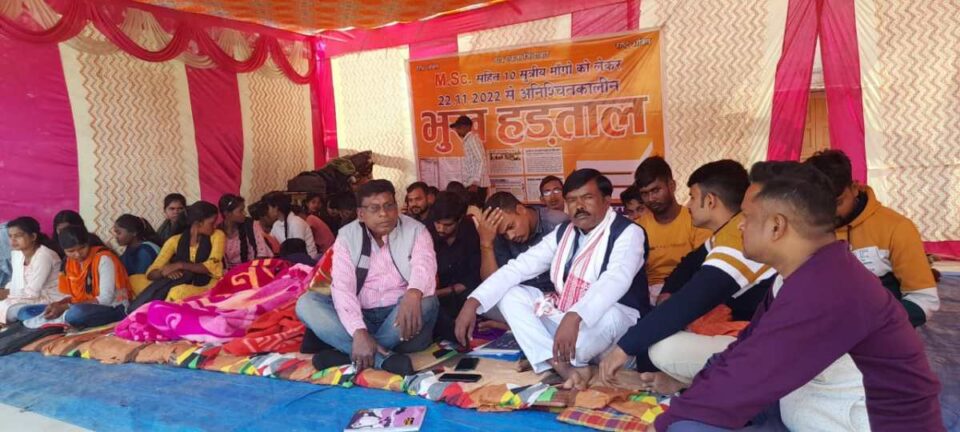 Saraikela News : भाजपा जिलाध्यक्ष विजय महतो पहुंचे अनशन स्थल; अनशनकारी छात्रों के जाने हाल….