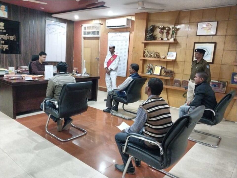 Saraikela News : उपायुक्त ने जनता दरबार में 30 फरियादियों की सुनी समस्या, त्वरित निष्पादन के दिए निर्देश…