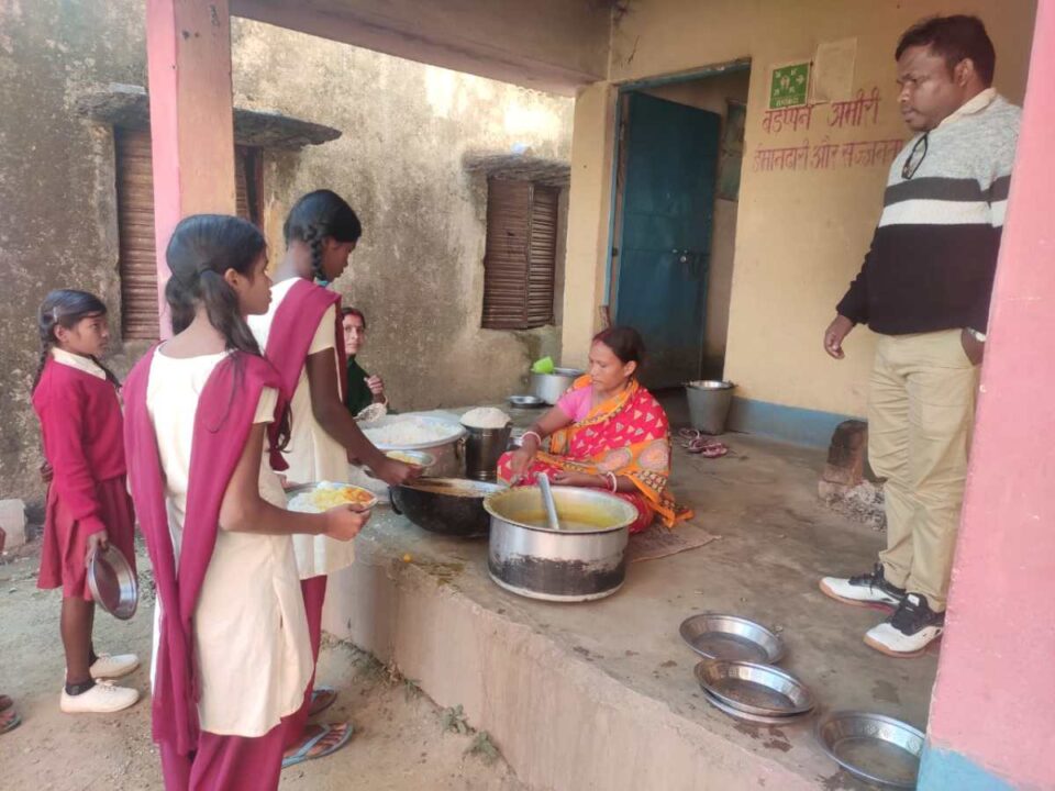 Saraikela News : विद्यालयों का औचक निरीक्षण करने बाइक से पहुंचे जिले के जिला शिक्षा अधीक्षक, कहीं विद्यालय बंद मिला तो कहीं शिक्षक सड़क पर गप लगाते हुए मिले….. | Vananchal 24TV Live