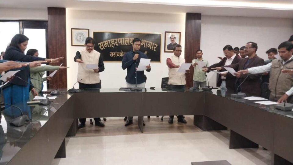 Saraikela : संविधान दिवस के अवसर पर जिला समाहरणालय परिसर में उपायुक्त द्वारा सभी अधिकारियों व कर्मचारियों को दिलाई गई संविधान की शपथ | Vananchal 24TV Live