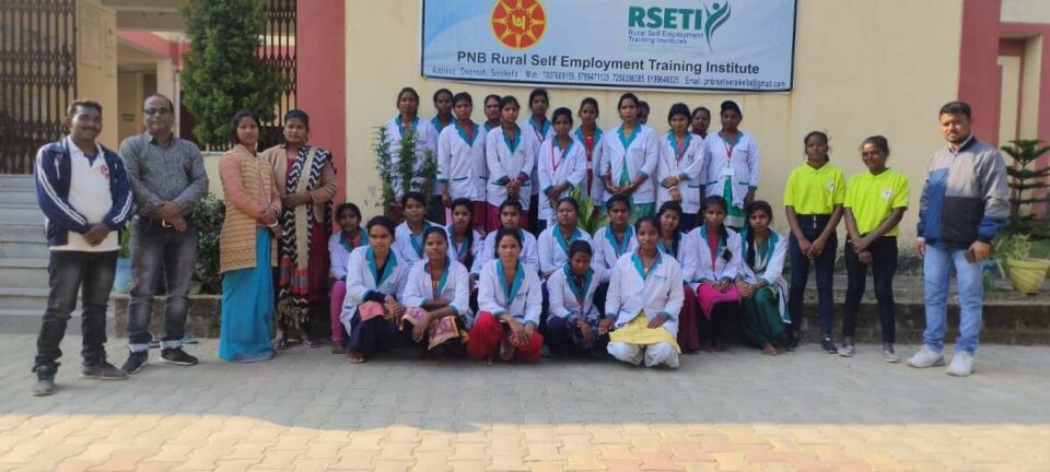 SARAIKELA NEWS : पीएनबी आरसेटी में एक दिवसीय सेल्फ डिफेंस प्रशिक्षण कार्यक्रम का किया गया आयोजन…
