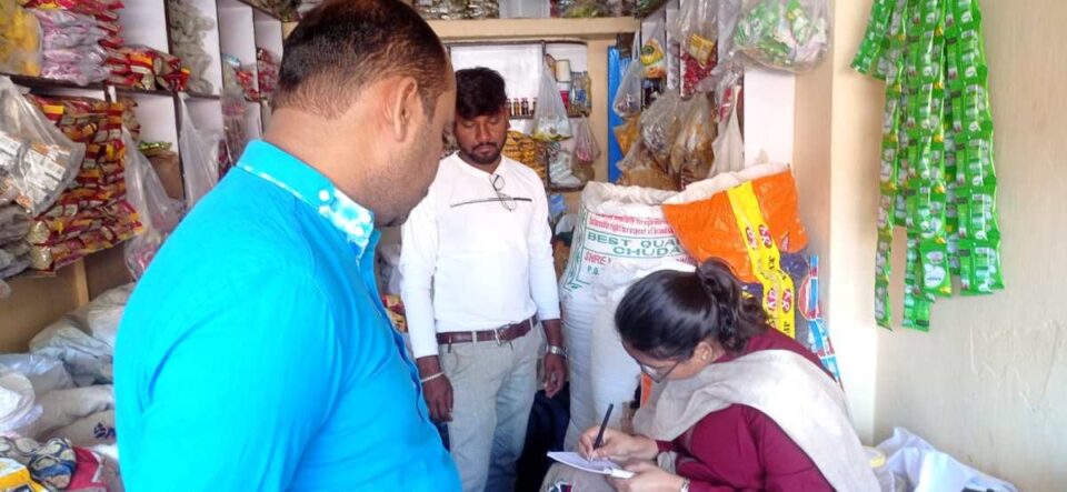 Saraikela : जिला खाद्य सुरक्षा विभाग ने सरायकेला नगर क्षेत्र के दुकानों में खाद्य सुरक्षा नियमों को सख्ती से पालन करवाने को दुकानों में छापामारी कर नमूना संग्रह किया…. | Vananchal 24TV Live
