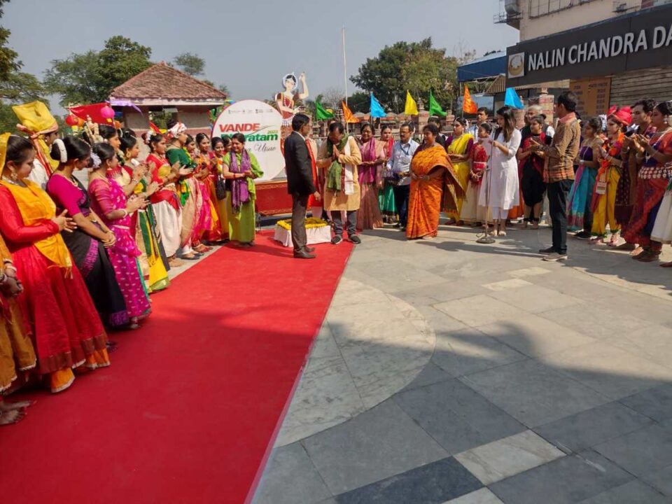 Saraikela  : नृत्य उत्सव में बतौर निर्णायक सम्मानित किए गए सरायकेला के गुरु तपन कुमार पटनायक….
