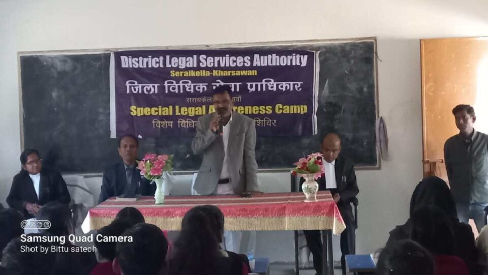 SARAIKELA NEWS : संविधान सप्ताह के तहत नृपराज राज के + 2 उच्च विद्यालय में लगाया गया विशेष जागरूकता शिविर…