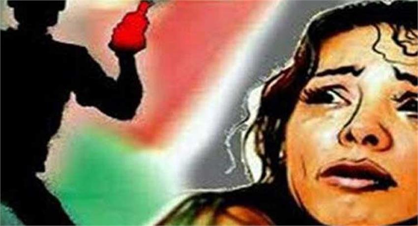 आपसी झगड़े में पति ने पत्नी पर फेंका तेजाब…