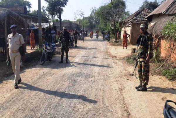 Jashedpur News : जेएमएम नेता के घर पर माओवादियों ने फेंका पर्चा, तीन लाख की मांग नहीं तो परिवार सहीत खत्म करने की दी धमकी … | Vananchal 24TV Live