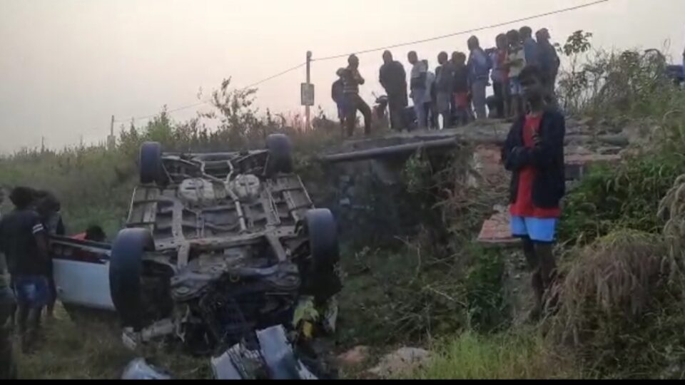 Chakradharpur : ड्राईवर को आई झपकी और खेत में जा गिरी एक्सयूवी कार, एयरबैग ने बचाई कार सवार लोगों की जान….