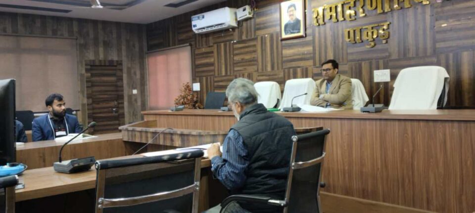Pakur : डीसी ने भूमि संरक्षण विभाग, कृषि विभाग और उद्यान विभाग में संचालित योजनाओं की समीक्षा की, लाभार्थियों को लाभान्वित करने का दिया निर्देश…. | Vananchal 24TV Live